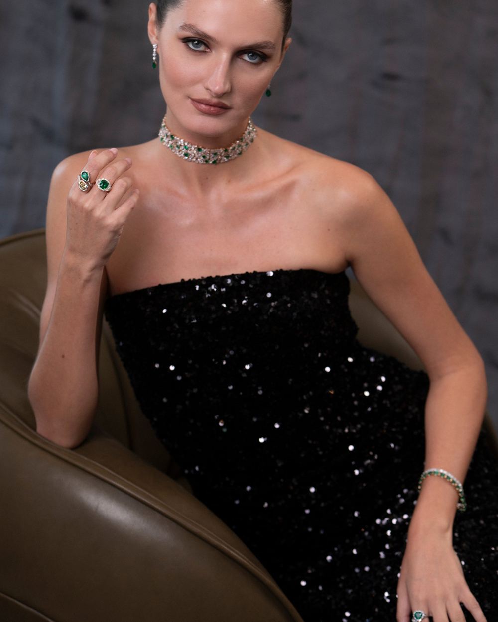 Gioielli indossati con un abito di paillettes nere