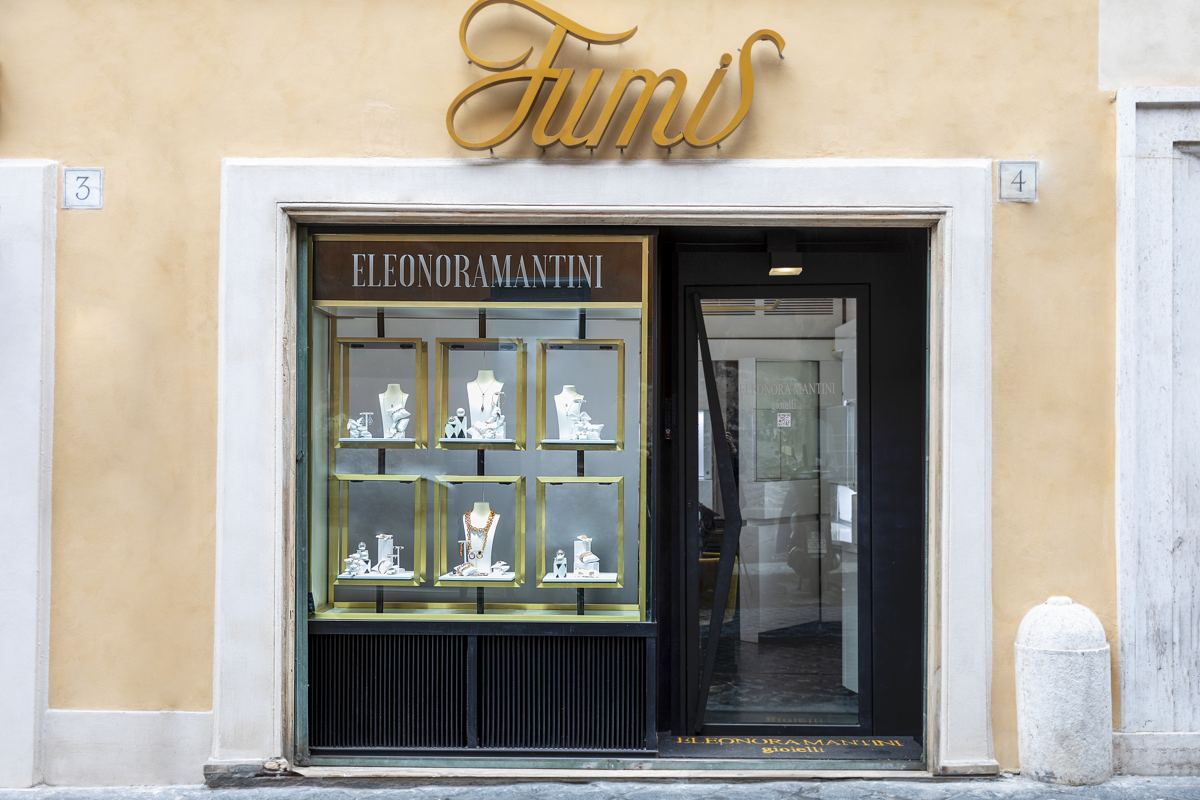 La facciata della boutique, con l’insegna dorata di Fumis, in via del Gambero 4