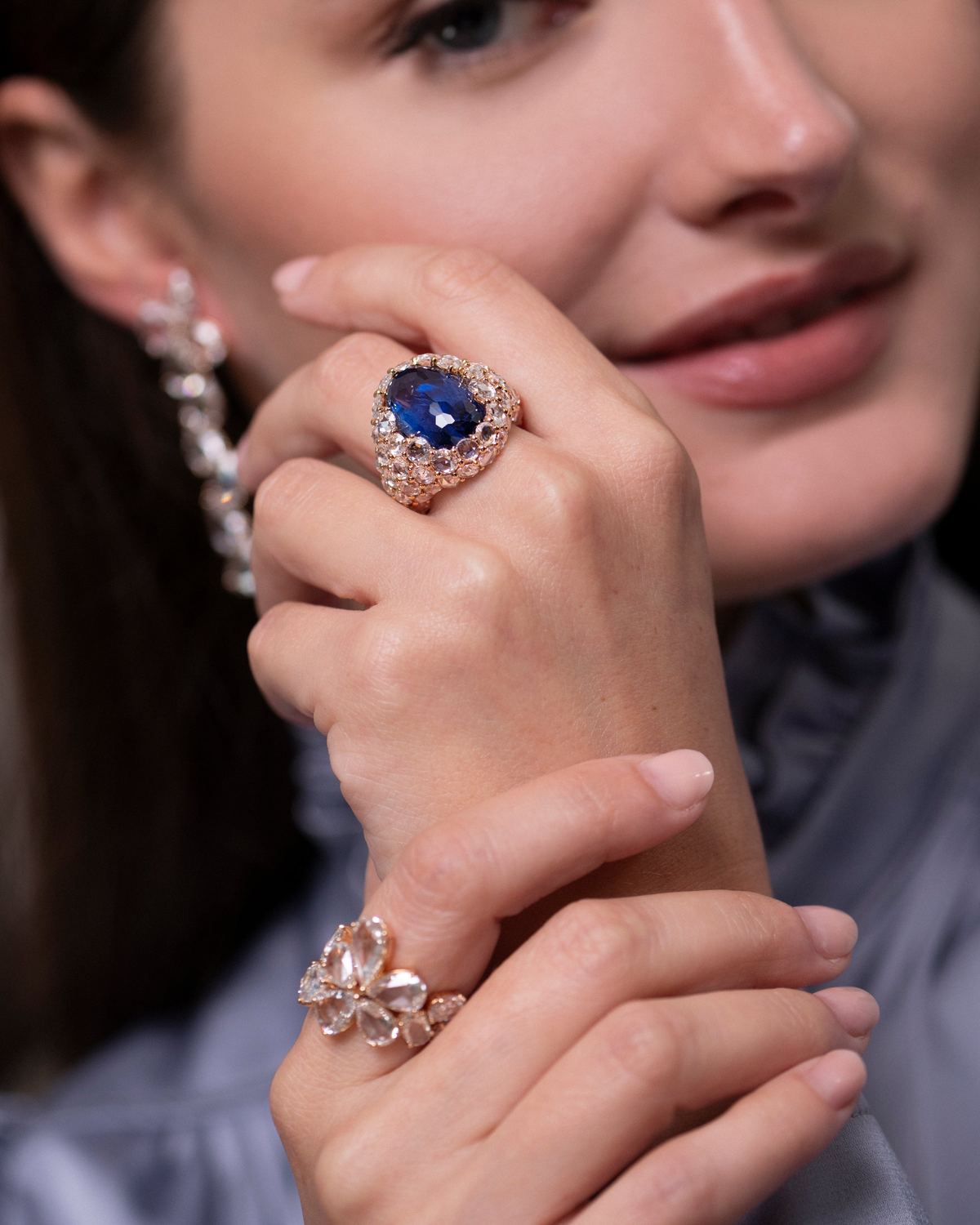 Un anello con zaffiro e diamanti, indossato
