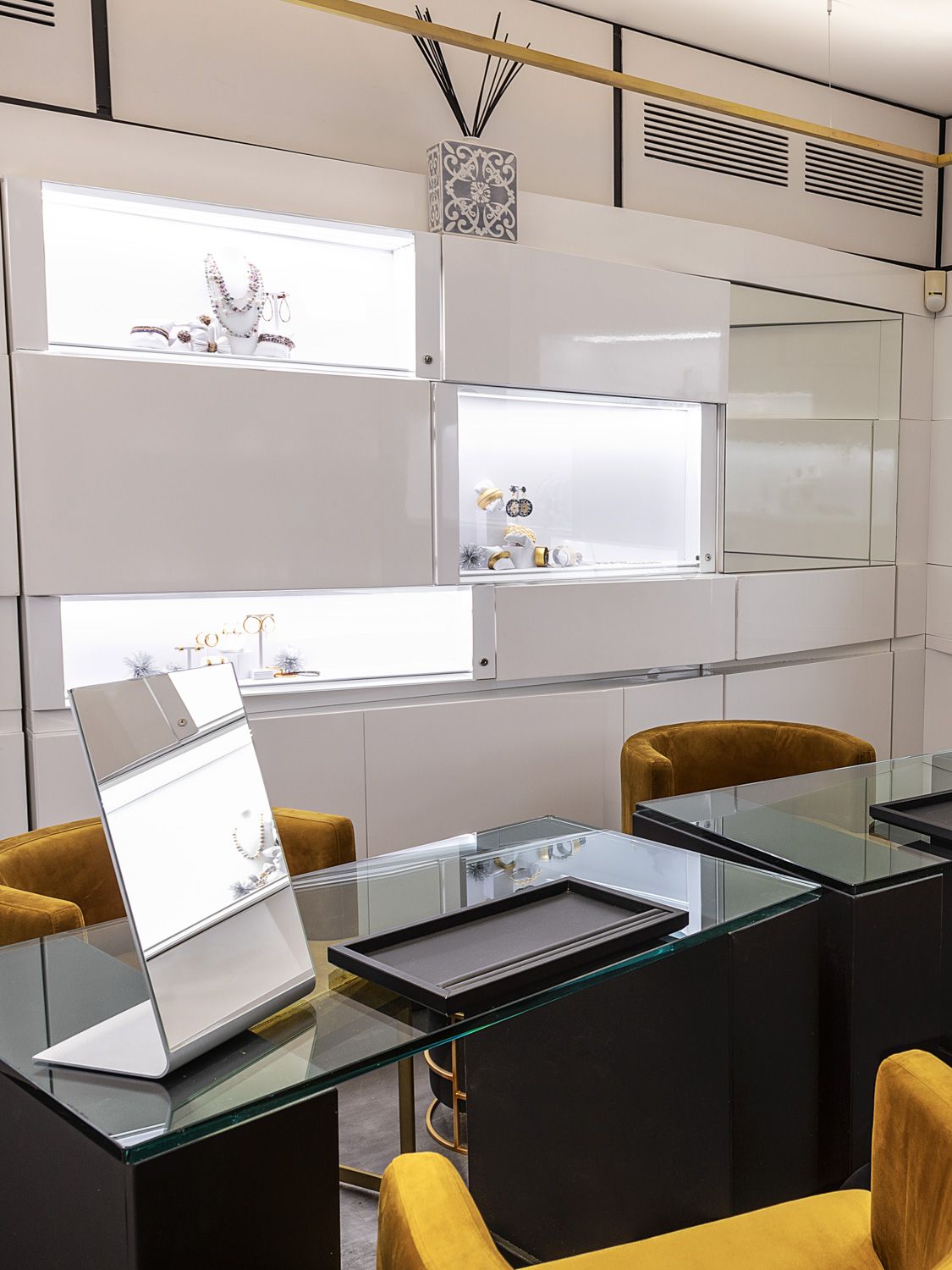 L’interno della boutique Fumis: le vetrine e il tavolo per le consulenze