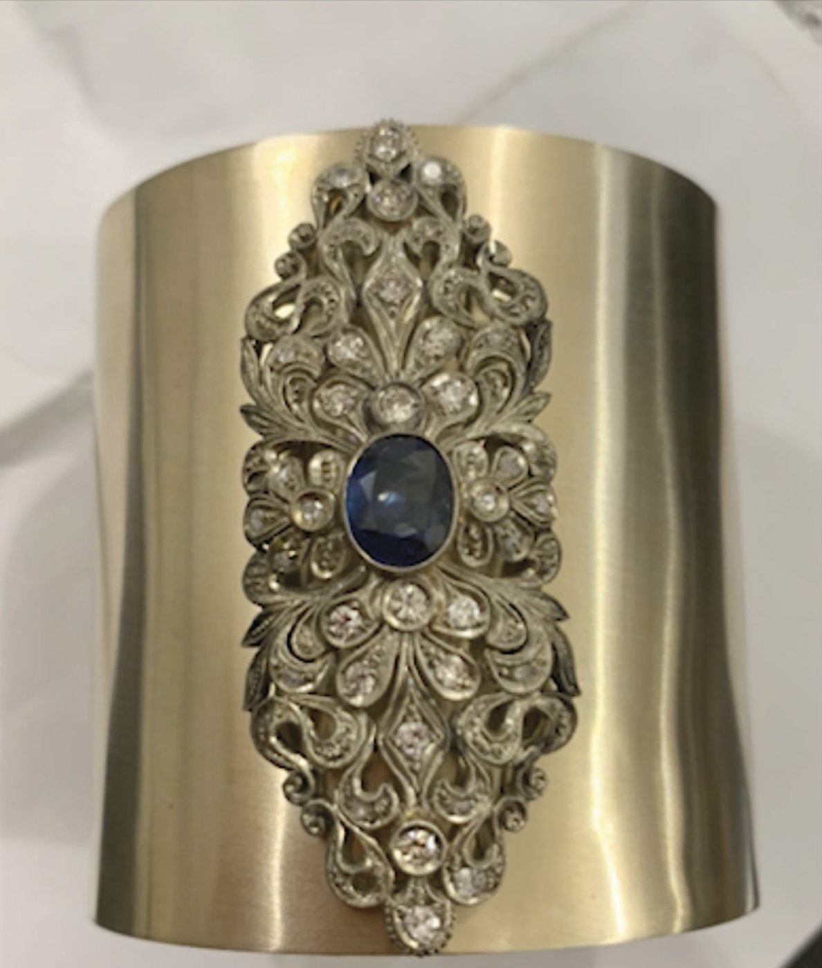 The brooch set on the rigid cuff